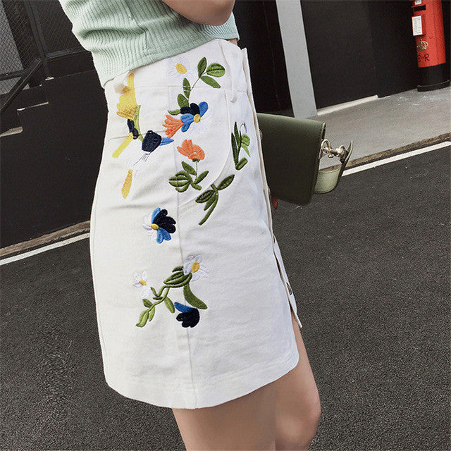 New  Fashion Floral Embroidery Pencil Skirt Mini Denim Skirts Woman Preppy Style Cute Button High Waist Skirts 72560 GS